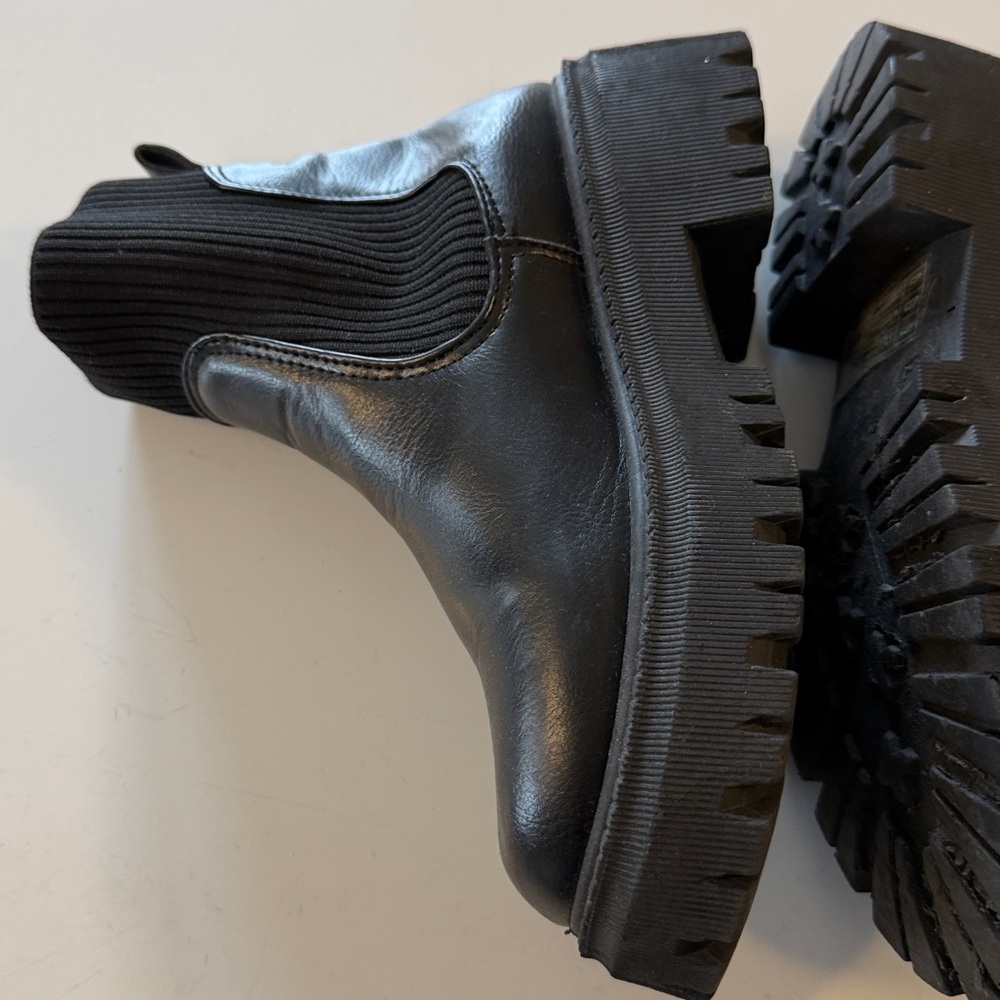 Forever 21 Black Ankle Boots size 5.5 - Picture 3 of 8